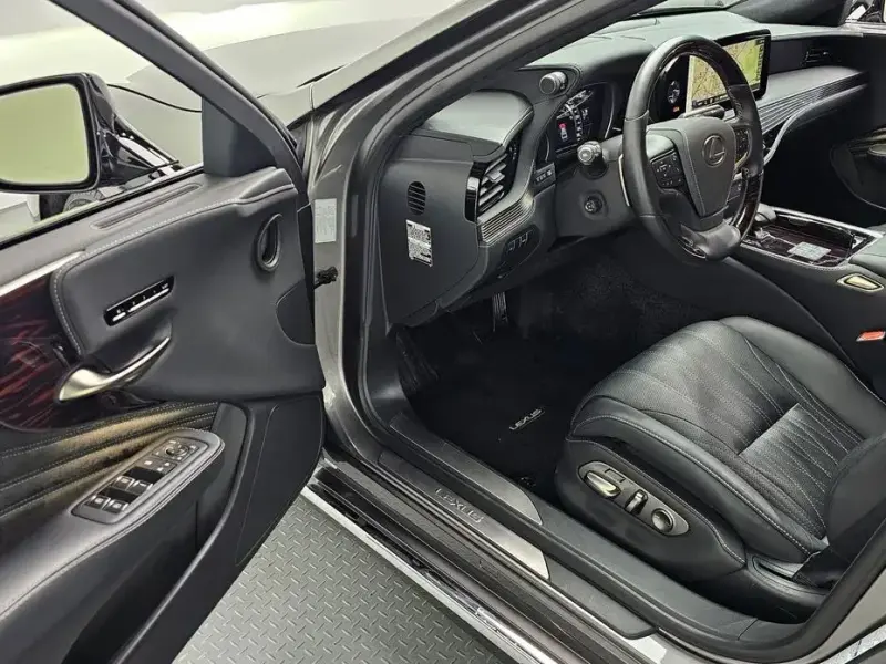 2023 Lexus LS с пробегом 42 802 км