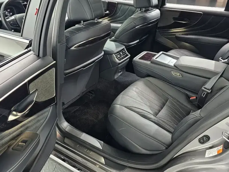 2023 Lexus LS с пробегом 42 802 км