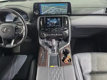 2025 Lexus LX с пробегом 28 561 км