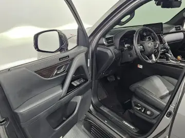 2025 Lexus LX с пробегом 28 561 км