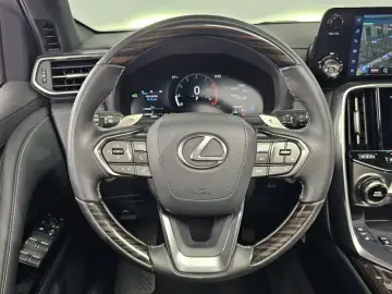 2025 Lexus LX с пробегом 28 561 км
