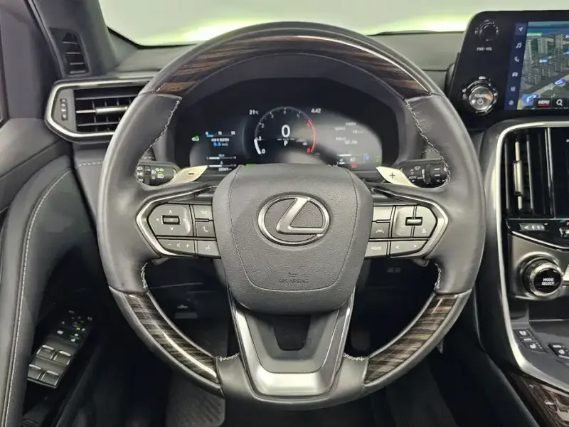2025 Lexus LX с пробегом 28 561 км