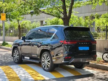 2025 Lexus LX с пробегом 13 км
