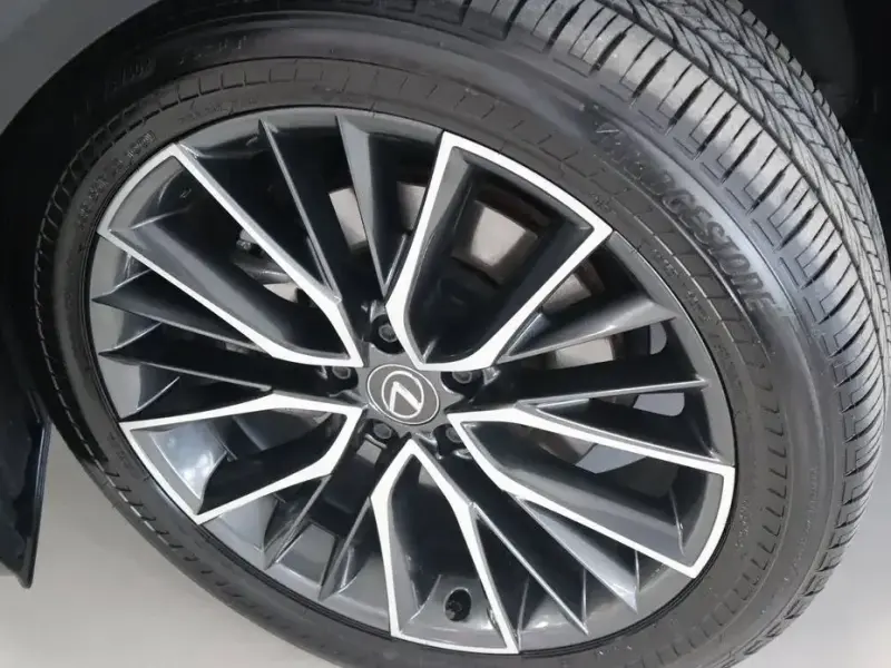 2025 Lexus NX с пробегом 8 428 км