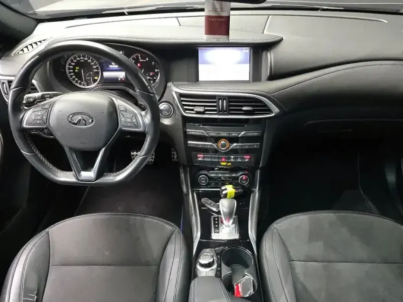 2017 Infiniti Q30 с пробегом 100 910 км