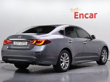 2017 Infiniti Q70 с пробегом 125 271 км