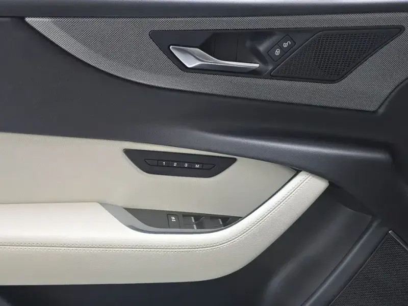 2020 Jaguar XE с пробегом 65 369 км