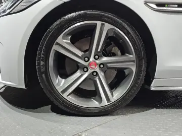 2017 Jaguar XF с пробегом 106 688 км