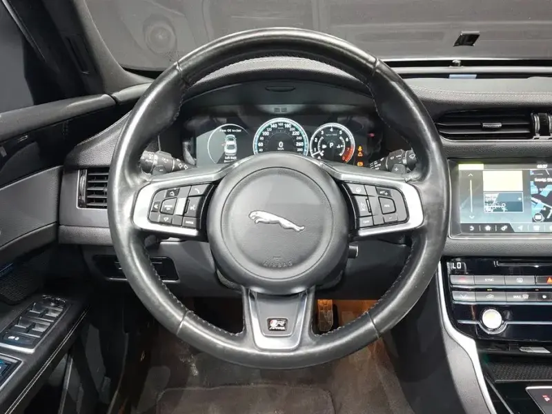 2017 Jaguar XF с пробегом 106 688 км