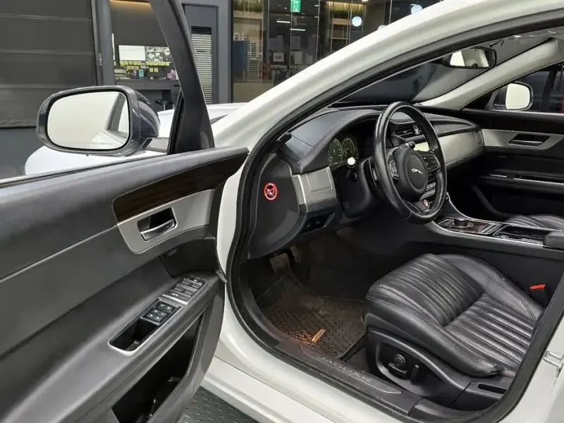 2017 Jaguar XF с пробегом 106 848 км