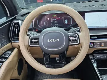 2025 Kia Sorento с пробегом 12 097 км