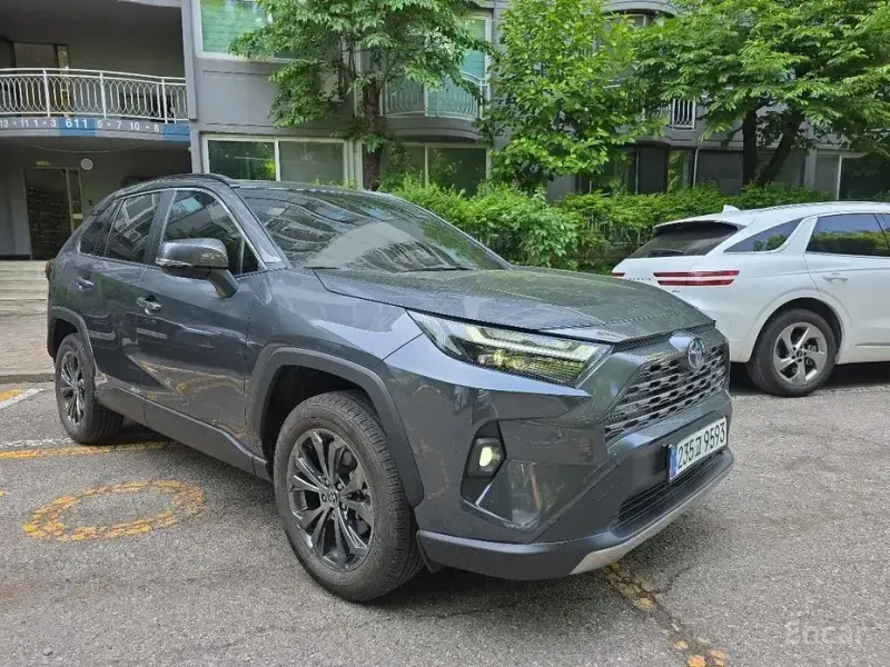 2023 Toyota RAV4 с пробегом 12 929 км