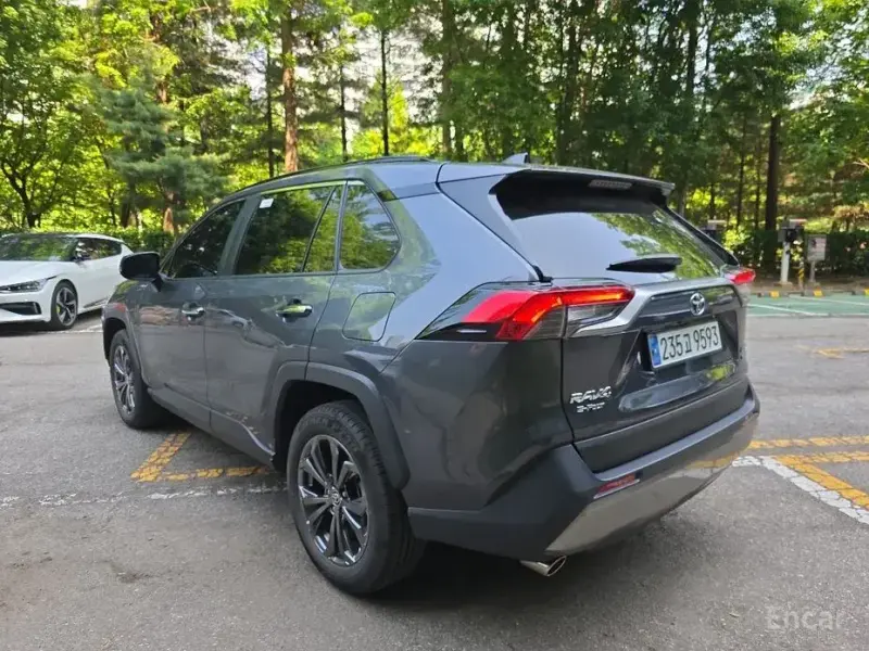 2023 Toyota RAV4 с пробегом 12 929 км