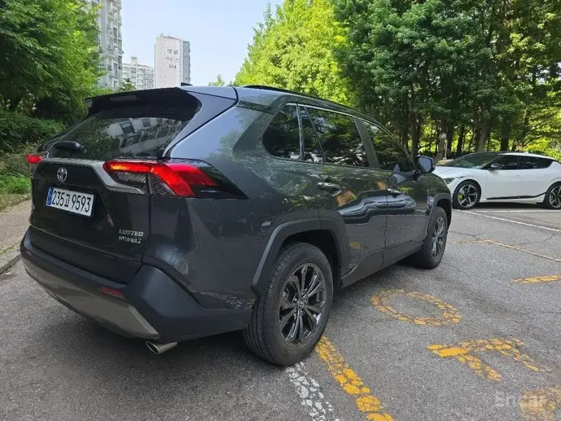 2023 Toyota RAV4 с пробегом 12 929 км