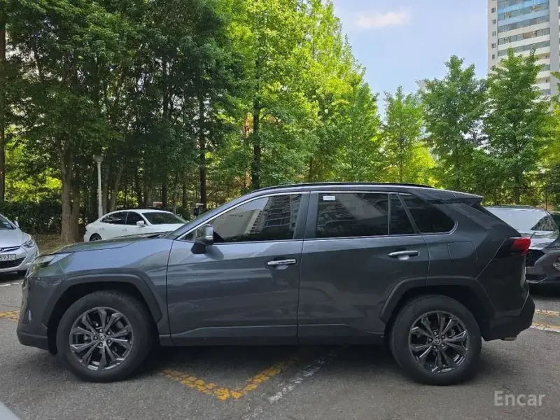 2023 Toyota RAV4 с пробегом 12 929 км
