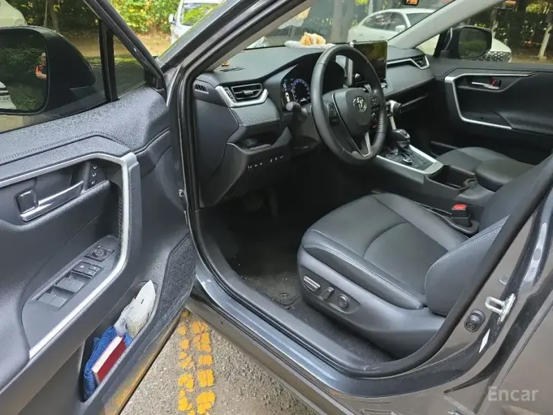 2023 Toyota RAV4 с пробегом 12 929 км
