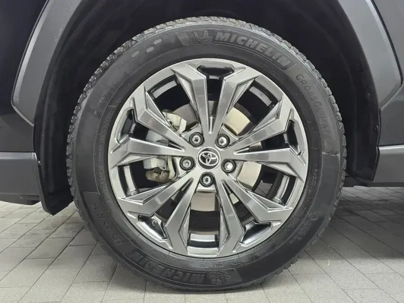 2023 Toyota RAV4 с пробегом 33 877 км