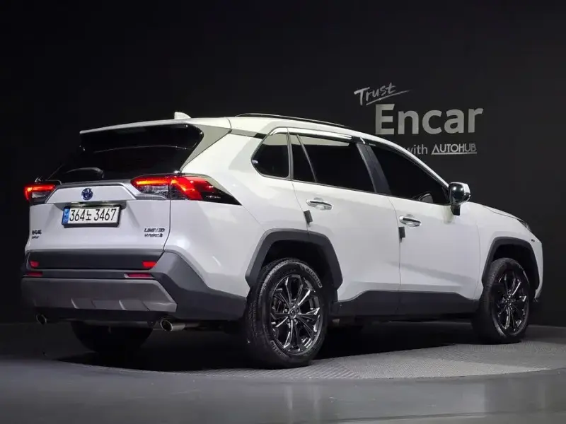 2023 Toyota RAV4 с пробегом 23 732 км