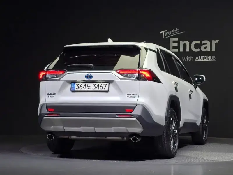 2023 Toyota RAV4 с пробегом 23 732 км