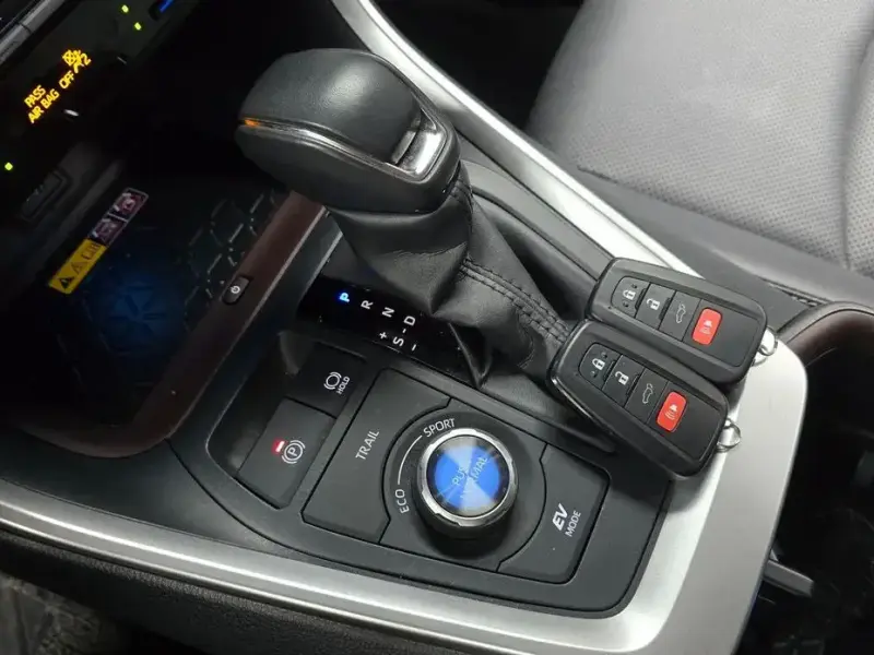 2023 Toyota RAV4 с пробегом 23 732 км