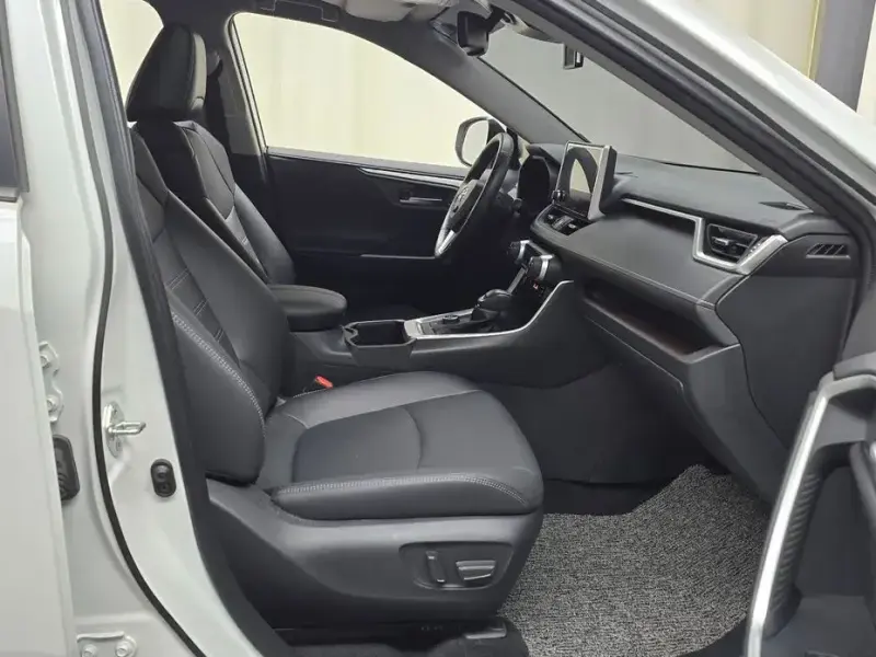 2023 Toyota RAV4 с пробегом 23 732 км