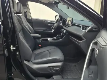 2023 Toyota RAV4 с пробегом 33 877 км