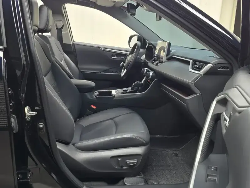 2023 Toyota RAV4 с пробегом 33 877 км