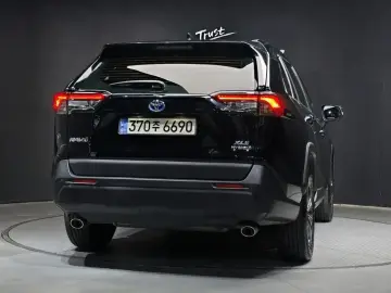 2023 Toyota RAV4 с пробегом 31 351 км
