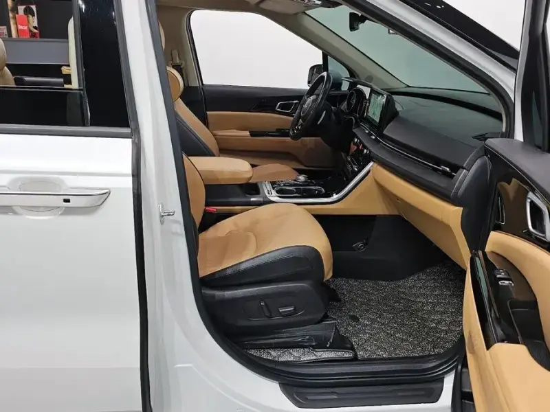 2023 Kia Carnival с пробегом 83 260 км