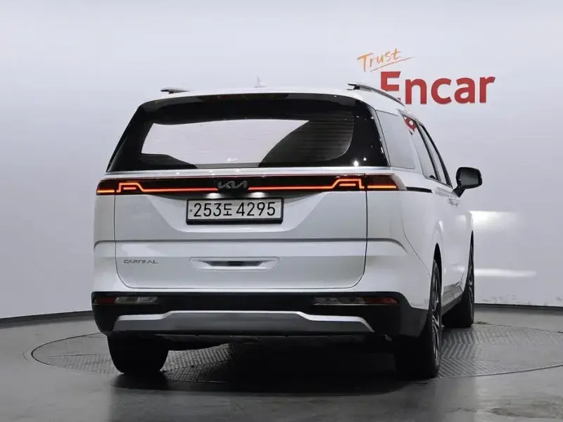 2023 Kia Carnival с пробегом 57 886 км