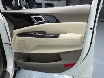 2023 Kia Carnival с пробегом 75 686 км