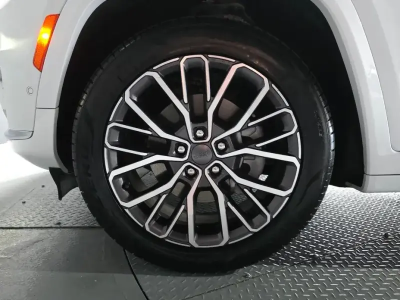 2023 Jeep Grand Cherokee с пробегом 16 303 км