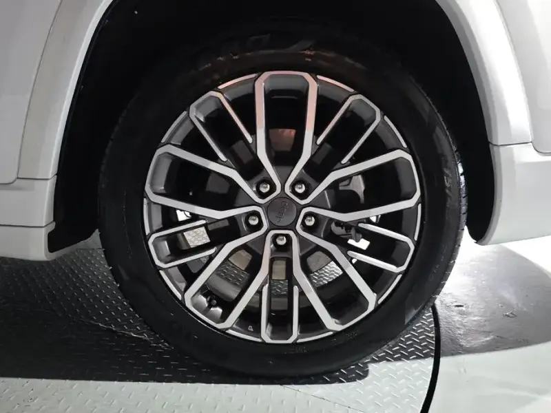 2023 Jeep Grand Cherokee с пробегом 16 303 км