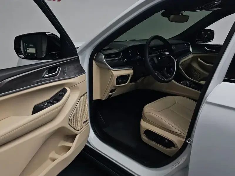 2023 Jeep Grand Cherokee с пробегом 15 707 км