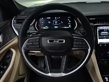 2023 Jeep Grand Cherokee с пробегом 15 707 км