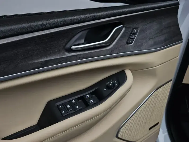 2023 Jeep Grand Cherokee с пробегом 15 707 км