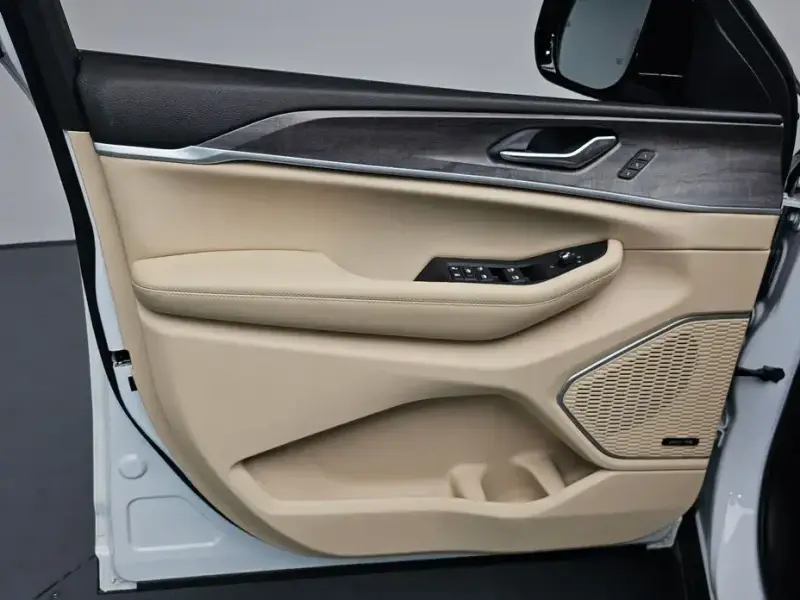 2023 Jeep Grand Cherokee с пробегом 15 707 км