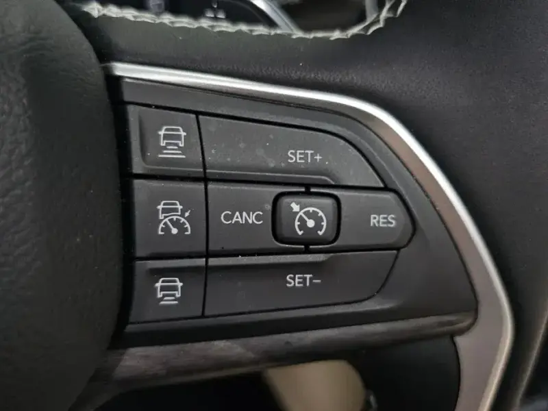 2023 Jeep Grand Cherokee с пробегом 15 707 км