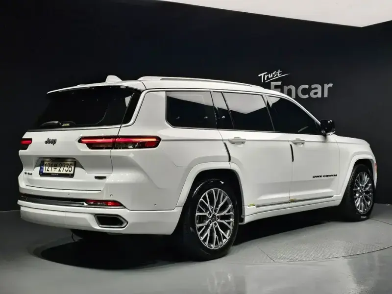 2023 Jeep Grand Cherokee с пробегом 12 843 км