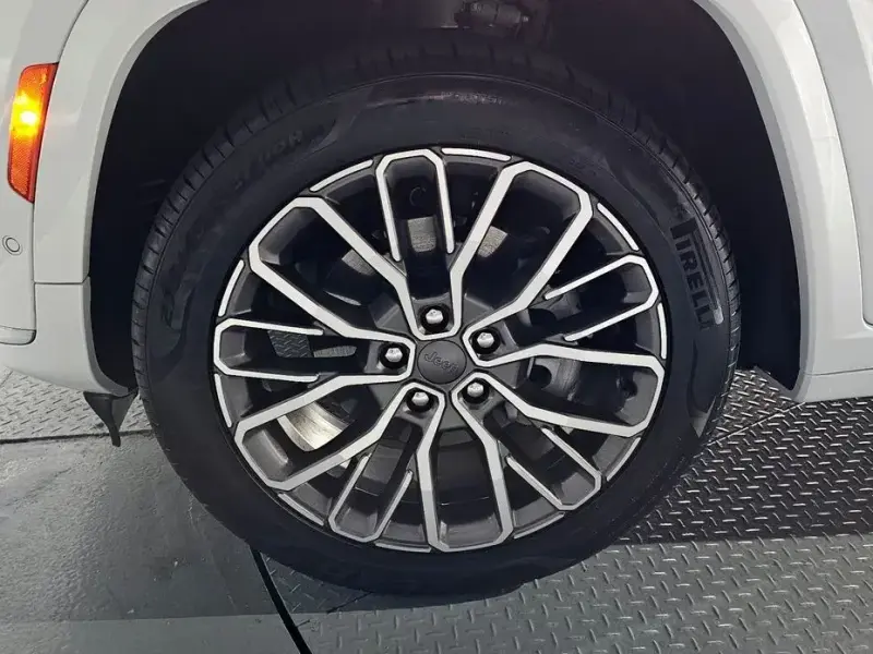 2023 Jeep Grand Cherokee с пробегом 12 843 км