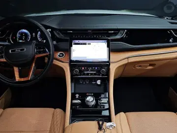 2023 Jeep Grand Cherokee с пробегом 12 843 км