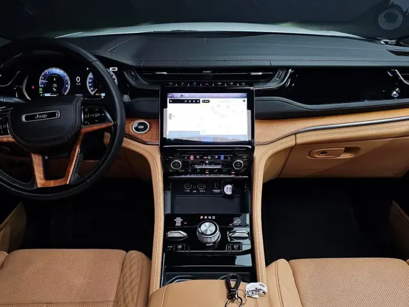 2023 Jeep Grand Cherokee с пробегом 12 843 км