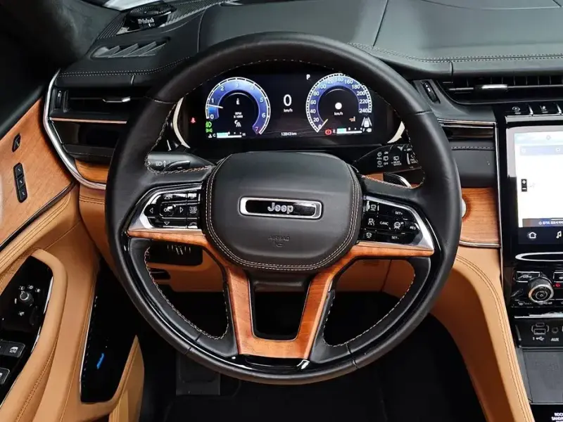 2023 Jeep Grand Cherokee с пробегом 12 843 км