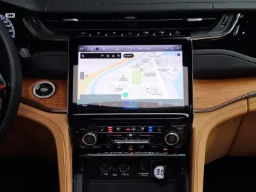 2023 Jeep Grand Cherokee с пробегом 12 843 км
