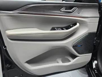 2023 Jeep Cherokee с пробегом 96 626 км