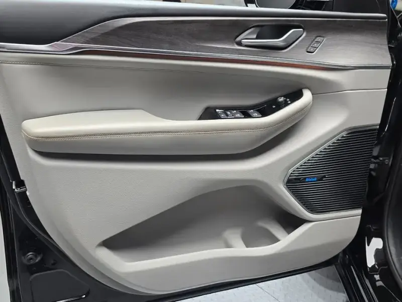 2023 Jeep Cherokee с пробегом 96 626 км