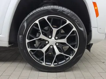 2023 Jeep Grand Cherokee с пробегом 42 497 км
