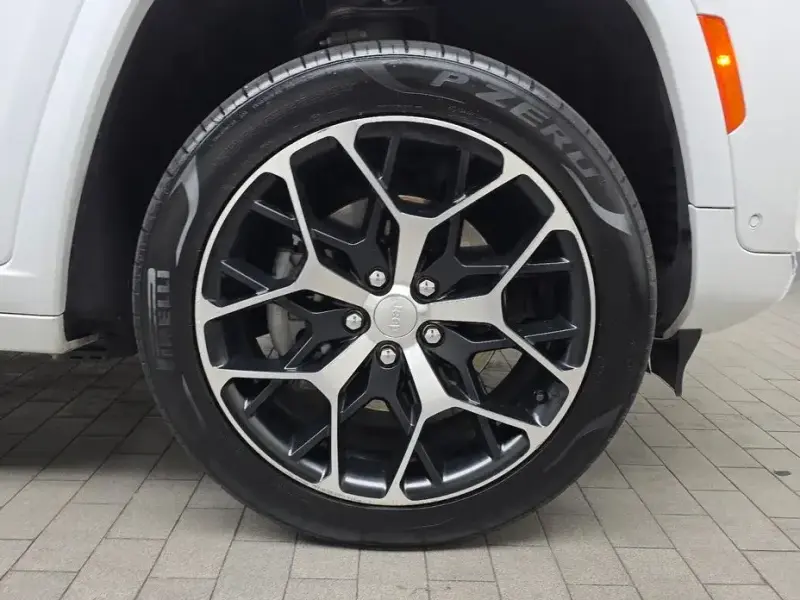 2023 Jeep Grand Cherokee с пробегом 42 497 км