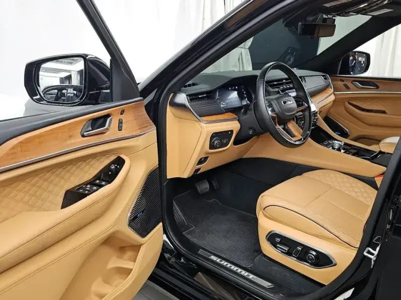 2023 Jeep Grand Cherokee с пробегом 31 933 км