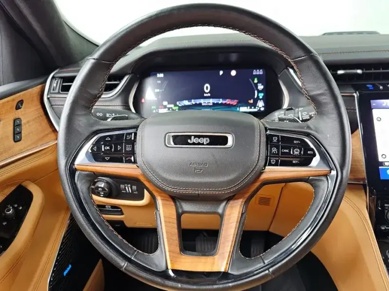 2023 Jeep Grand Cherokee с пробегом 31 933 км